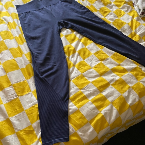 VS PINK COLLEGIATE PRINT CREW NECK SWEATSHIRT & VS PINK SEAMLESS LEGGINGS SET - Picture 9 of 11